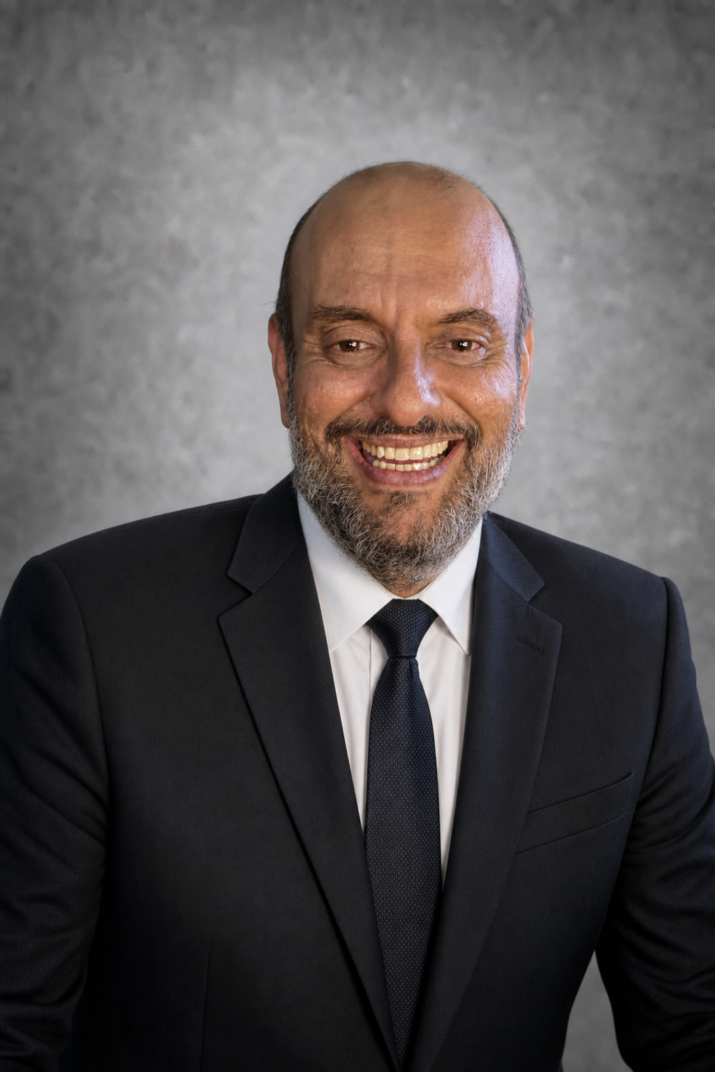Edson Gomes sorrindo, de terno e gravata